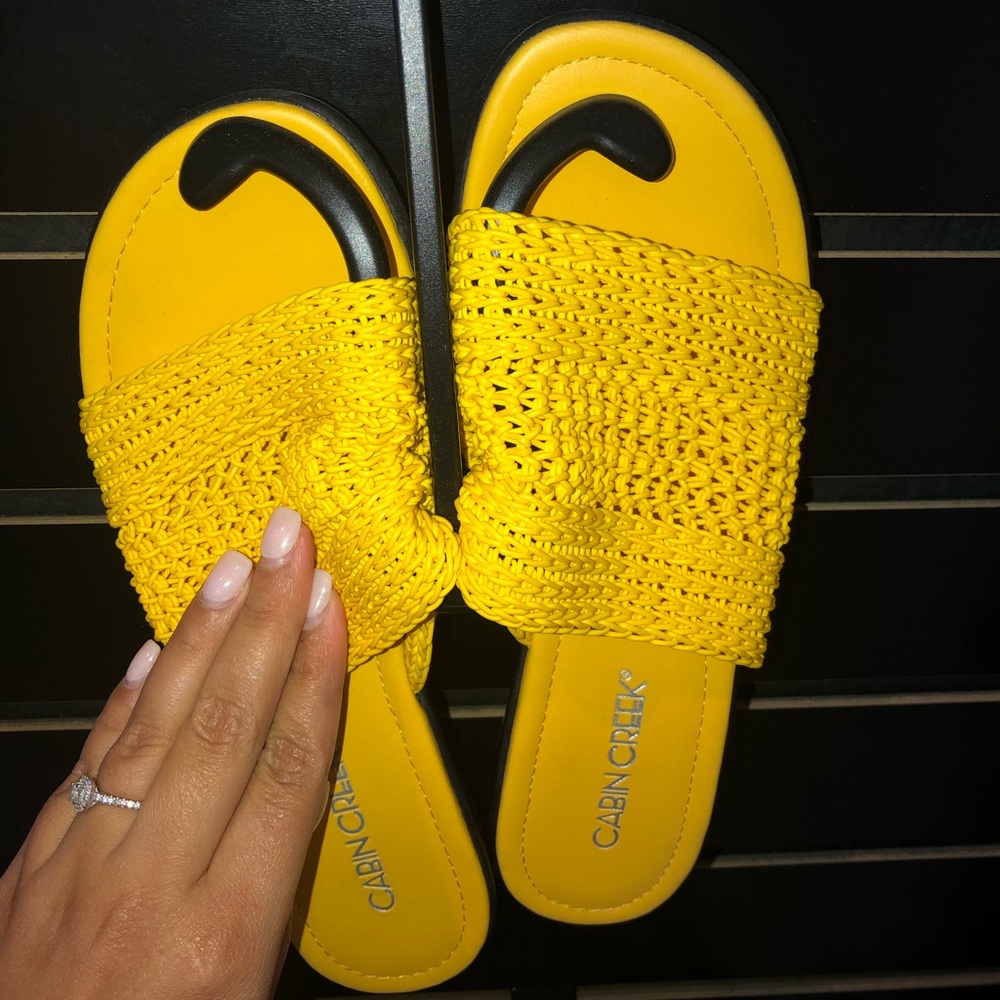 Cabin Creek Yellow sandals 🍋